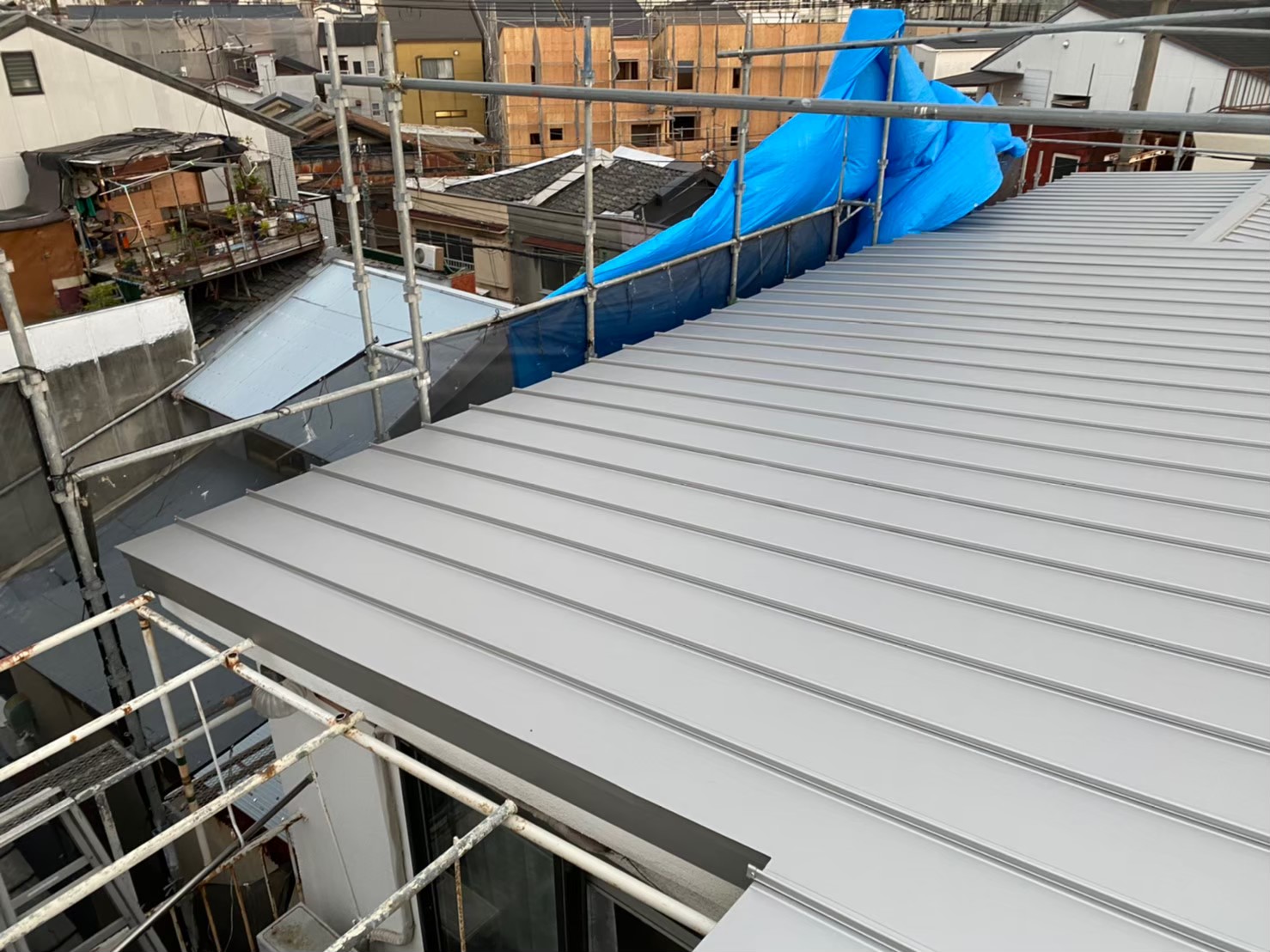 勾配の緩い屋根立平葺き